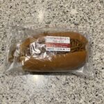 セブンイレブンのパンコーナーの定番商品である【ソースが決め手の焼きそばパン】を買ってみました。 焼きそばパンは定期的に買ってしまう大好きなパンのひとつです。 紅