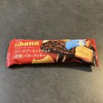 セブンイレブンで購入した「ロッテ ガーナ クランチアーモンドチョコ＆発酵バタークッキー」は、見た目からして食欲をそそる一品でした！ パッケージを開けた瞬間から、