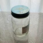 思いがけず違うセリアのお店で、一目惚れして購入したガラスの蓋つきボトルと色違いの【ボトル４５０ハナゴールド（ブルーゴールド）】があったので買ってしまいました。 