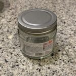 DAISOのキッチン用品コーナーでみつけた【メタルスクリューキャップシルバー 130ml】を買ってみました。 保存瓶はいつもは基本的に使い勝手の良い450mlか