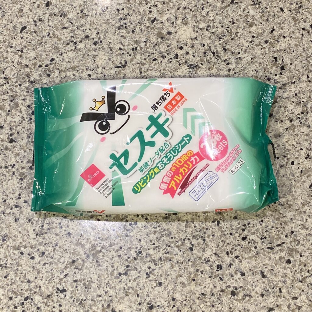 セブンイレブン店内のDAISOコーナーでみつけた【落ち落ちＶおそうじシート　セスキ配合リビング用２５枚】を買ってみました。 先日こちらを買ってみてとても便利だっ