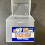 キャンドゥで見つけた「トレーディングカードボックス S」を、ポケモンカードの収納用として試してみました。 透明なプラスチック製で中身が一目でわかるため、どのデッ
