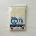 キッチンの食器棚シートがずれるのが気になっていたので、滑り止めシートが欲しいなとセリアで【抗菌すべり止めシート（アイボリー）４５ｃｍ×１５０ｃｍ】を購入してみま