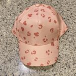 DAISOの季節もののコーナーでみつけた【キッズキャップ】を買ってみました。 私は成人女性なのでキッズではないのですが…、ふと歩いていた時に目について、優しいピ