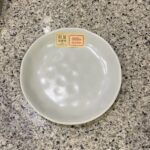 DAISOのテーブルウェアコーナーでみつけた【美濃焼 軽量取皿（マットグレー）】を買ってみました。 DAISOの食器については安全性などに賛否はありますが、今回