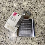 DAISOのキッチン用品コーナーでみつけた【ステンレス薬味おろし金】を買ってみました。 家におろし金はあるのですが、サイズがそれなりに大きなものなので、こちらの