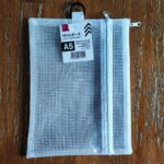 最近、コンビニやスーパーでクーポンを頂く機会が多くなったので、いい感じの収納がないかな？とダイソーへ。見つけました。ダブルジップのPEVAポーチ。とっても使いや