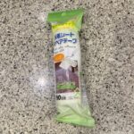 セブンイレブン内のDAISOコーナーでみつけた【粘着シートスペアテープ　カーペット用　ミシン目付】を買ってみました。 先日同じものをセブンイレブン店内で購入して