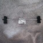 ピンチ付のハンガーが欲しくて。セリアで探して見つけた収納スペース節約連結できるフック付きのハンガーを買ってみました。 今回の用途としては、洋服掛けではなくて、ピ