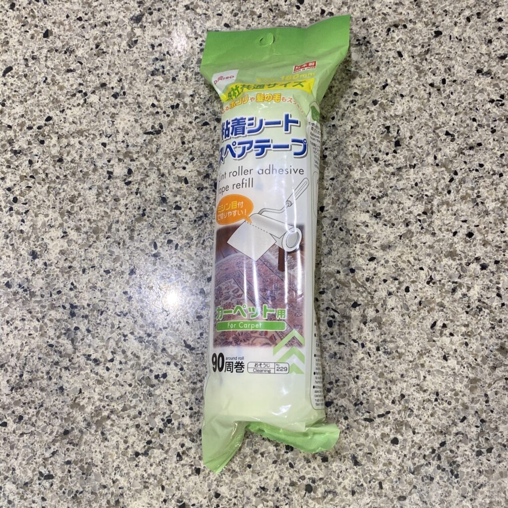 セブンイレブン内のDAISOコーナーでみつけた【粘着シートスペアテープ　カーペット用　ミシン目付】を買ってみました。 セブンイレブンと提携したDAISOの商品売
