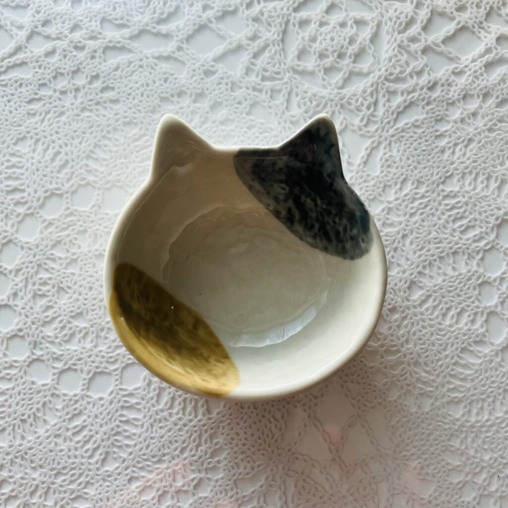 セリアの食器コーナーには、可愛い猫の商品もあって猫好きには嬉しい！久しぶりに覗いたら【ミニボウルダイカットおうちねこ三毛猫】を見つけてしまい、思わず購入してしま