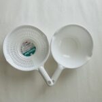 気に入って使っていた手つきざるボウルが傷が増えて綺麗に落ちなくなったので、ダイソーで【フレスコニュー手付きザルボウルＷＨ】を新しく購入。ずっと探していたのですけ