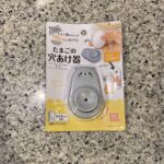 キャンドゥのキッチン用品コーナーでみつけた【ゆで卵穴あけ器 ネコ】を買ってみました。 100円ショップなどに売られている便利グッズで、ゆで卵を茹でる際にたまごが