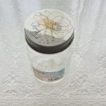 ガラスの蓋つきボトルが欲しいなとセリアに寄ったら【ボトル４５０ハナゴールド】が素敵だったので買っちゃいました。 ガラス瓶に保存したいものがあったので、丁度いいサ