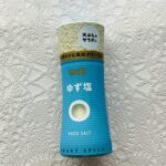 ダイソーの調味料コーナーにあった水色がさわやかなパッケージに惹かれて【Ｓ＆Ｂスマートスパイスゆず塩１６ｇ】を購入してみました。 フレーバーソルトはあまり買わない