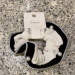 DAISOのヘアアクセサリーコーナーでみつけた【シュシュ（バイカラー、フェイクパール）】を買ってみました。 最近DAISOのシュシュが思っていた以上に使えそうな