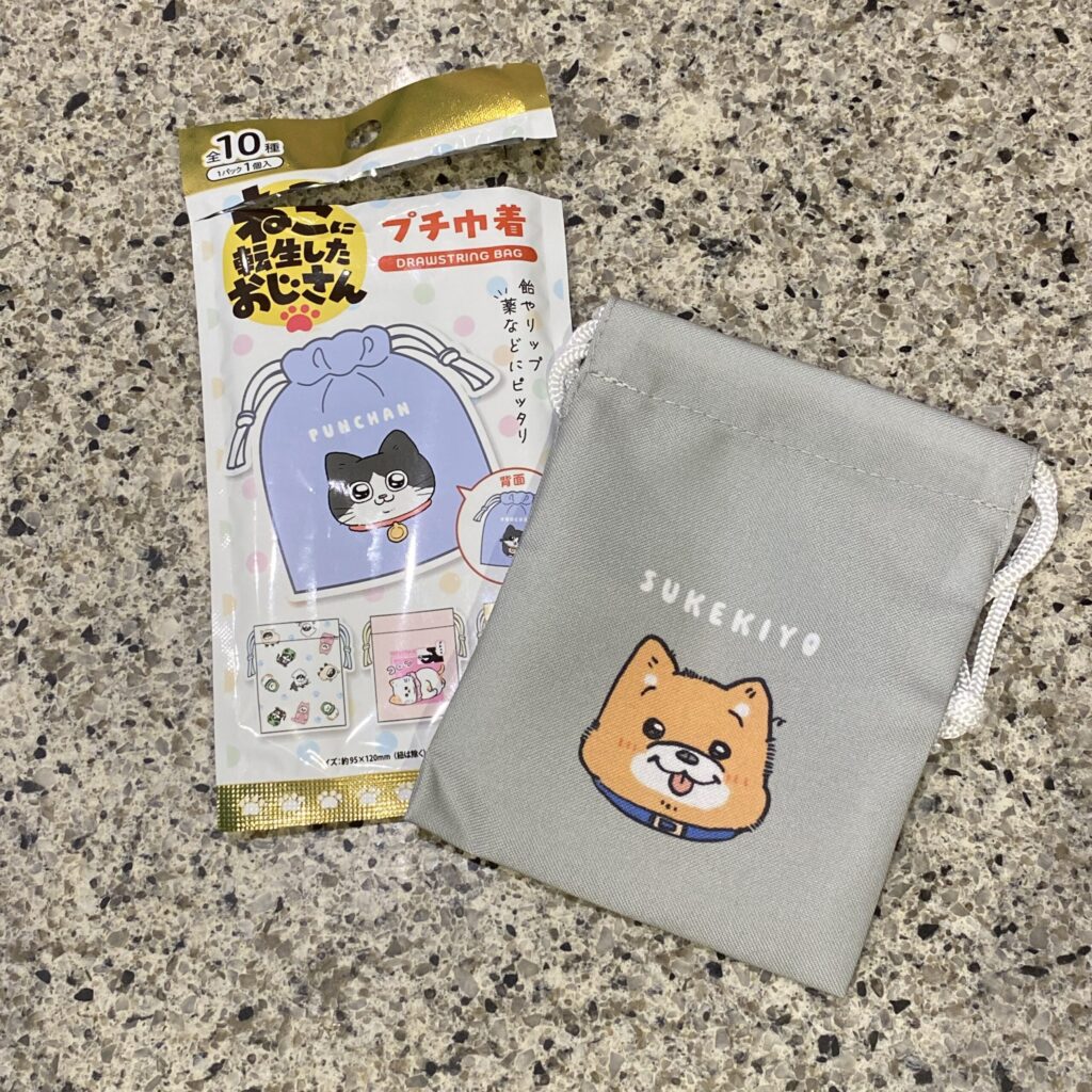 DAISOの雑貨・玩具売り場でみつけた【プチ巾着（ねこに転生したおじさん）】を買ってみました。 こちらはTwitter（X）から大人気になった猫漫画『ねこに転生