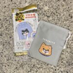 DAISOの雑貨・玩具売り場でみつけた【プチ巾着（ねこに転生したおじさん）】を買ってみました。 こちらはTwitter（X）から大人気になった猫漫画『ねこに転生