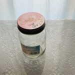 セリアに寄ったら偶然、以前一目惚れして購入したガラスの蓋つきボトルと色違いの【ボトル４５０ハナゴールド（ピンクゴールド）】があったので思わず買ってしまいました。