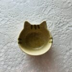 セリアに行くと可愛い猫ちゃんグッズがたくさんあって、ついつい買ってしまいます。食器コーナーで【ミニボウルダイカットおうちねこトラ猫】があまりに可愛くて、衝動買い