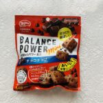 ダイソーの食品コーナーでロカボなお菓子を発見！ハマダコンフェクトの【バランスパワーミニチョコチップ５２ｇ】は、栄養機能クッキー。 袋を開けると一口サイズの可愛ら