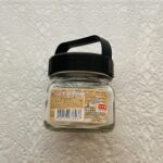 家庭菜園用の粉の肥料を入れておく蓋つきの保存瓶が欲しいと、ダイソーに行って【ハンドルキーパー（ブラック）２００ｍＬ】がサイズ的に良さそうなので買ってみました。 