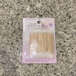 キャンドゥのネイルグッズコーナーでみつけた【コットン付きウッドスティック】を買ってみました。 キャンドゥってあまり行ったことがなかったのですが、もしかして痒い所