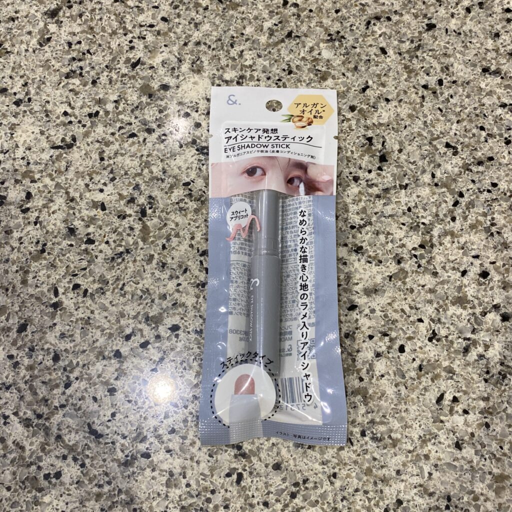 DAISOのコスメコーナーでみつけた【＆．アイシャドウスティック　スウィートアプリコット】を買ってみました。 最近ハマっているDAISOコスメで、『スキンケア発
