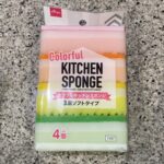 セブンイレブン内のDAISOコーナーでみつけた【カラフルキッチンスポンジ（３層ソフトタイプ、４個）】を買ってみました。 最近セブンイレブンの店内にDAISOの商