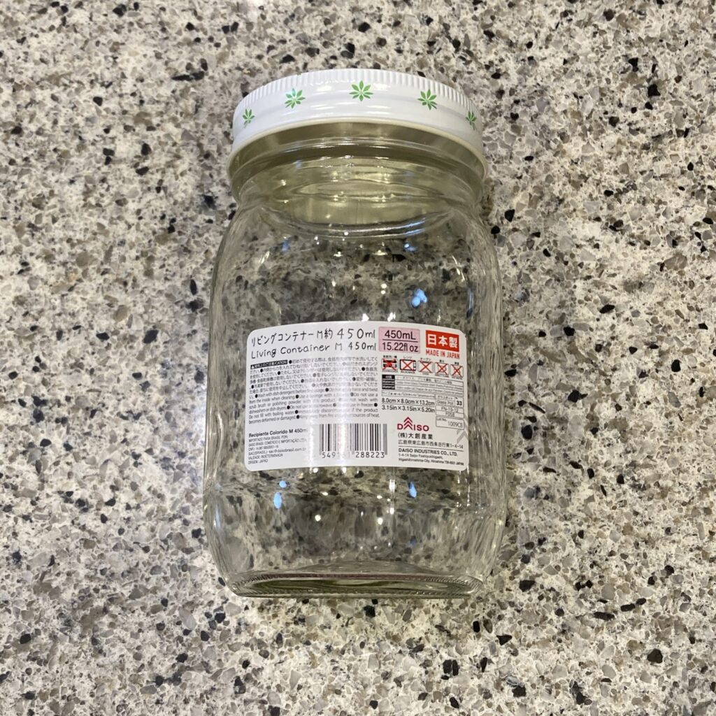 DAISOのキッチン用品コーナーで見つけた【リビングコンテナーM 約450ml】を買ってみました。 保存瓶を買い足したかったので、以前購入して他の商品よりも商品