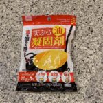DAISOのキッチン用品コーナーでみつけた【天ぷら油凝固剤（３包）】を買ってみました。 一人暮らしなので滅多に揚げ物はしないのですが、たまーにどうしても食べたく