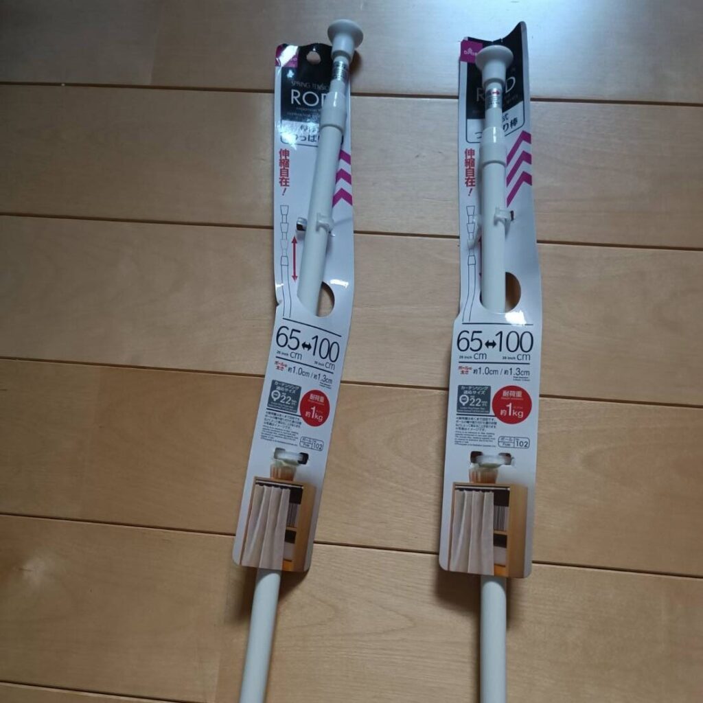 ダイソーの突っ張り棒で収納できるシューズラックを買ったので、突っ張り棒も購入しました。65cm→100cmまで調整可能な突っ張り棒を購入。実際にシューズラックに