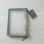 ダイソーでコレクション管理に便利な【６リングファイル（Ａ５、ジッパー付、グレー）】を見つけて、グレーがいいなと購入してみました。 推し活などしているとステッカー