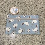 セリアの雑貨・ポーチコーナーでみつけた【エブリィアニマル ダブルファスナーケース】を買ってみました。 100円ショップのポーチのコーナーは、本当に種類が豊富で、