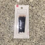 DAISOのネイルグッズコーナーでみつけた【ミニネイルアートブラシ】を買ってみました。 ネイルのアート用の針のように細い筆のセットです。同じサイズのものが8本入