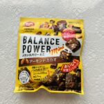 ダイソーの食品コーナーで備蓄用にも良さそうな【バランスパワーミニアーモンドカカオ５２ｇ】を買ってみました。アーモンドとカカオのクッキーが好きなので、期待しつつ試