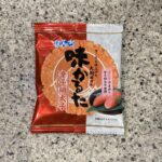 DAISOのお菓子コーナーでみつけた【1枚 味かるた 辛子明太子】を買ってみました。 先日購入してみて、明太子好きとしてはハマってしまい、リピートでの購入です。