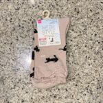 DAISOの衣類・くつ下コーナーでみつけた【レギュラーソックス（メッシュ　猫柄）】を買ってみました。 3回目かな？のリピートです。最近DAISOでみつけてかなり