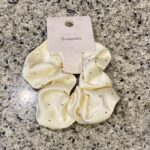 DAISOのヘアアクセサリーコーナーでみつけた【シュシュ（ソフトサテン、ストーン）】を買ってみました。 最近DAISOのヘアアクセサリー売り場で、安っぽく見えな