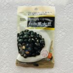ダイソーの食品コーナーをパトロールしていて見つけた友口の【北海道産黒大豆４０ｇ】が、手軽に黒大豆を食べられていいなと買ってみました。 パッケージにそのまま食べれ