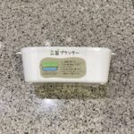 DAISOのガーデニングコーナーでみつけた【豆苗プランター　ホワイト】を買ってみました。 100円ショップの豆苗プランターの存在は以前から知っていたものの、スー