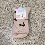 DAISOの衣類・くつ下コーナーでみつけた【レギュラーソックス（メッシュ　猫柄）】を買ってみました。 先日同じデザインのベージュのものを買ったので、色違いでピン