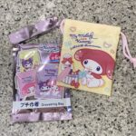DAISOの玩具・キャラクターグッズコーナーでみつけた【プチ巾着（マイメロ５０周年クロミ２０周年）】を買ってみました。 先日はとってもかわいいマイメロちゃんが出
