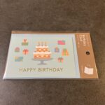 キャンドゥで見つけたバースデーカードが、あまりにも可愛くて思わず手に取りました！ ケーキとプレゼントが描かれた表紙は、ポップながらも柔らかい色合いで、大人も子ど