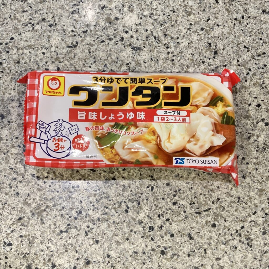 DAISOの食品コーナーでみつけた【マルちゃん トレーワンタン 旨味しょうゆ味】を買ってみました。 こちらはネット通販やスーパーなどでもよく購入してストックして