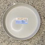 DAISOのガーデニングコーナーでみつけた【鉢皿（円形）】を買ってみました。 先日、【環境にやさしい植木鉢 8号】を買った際に鉢皿を買うのを忘れてしまったため、