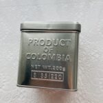 セリアに久しぶりに寄ったら銀色がスタイリッシュな【コーヒー缶角型】を見つけて、乾燥しやすいものを入れるのにいいなと買ってみました。 エンボス加工された立体感のあ