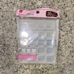 DAISOのネイルグッズコーナーでみつけた【ネイルパーツ収納ケース（20マス）】を買ってみました。 先日、ネイルパーツ収納ケース（12マス）を買ったばかりなので