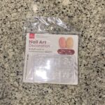 DAISOのネイルグッズコーナーでみつけた【ネイルアートパーツ（フレーム）】を買ってみました。 先日こちらと同じデザインの色違いのものを買ったのですが、100円
