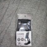 前使っていたスマホスタンドが壊れたので、セリアの角度調整折りたたみ式スマホスタンドを購入してみました。なければなくてもいいんですが、あると便利で使っちゃいますよ